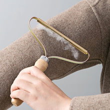 Load image into Gallery viewer, Portable Lint Remover Clothes Fuzz Fabric Shaver Manual Fluff Removing Roller for Sweater Woven Coat Clothes Brush Tool

